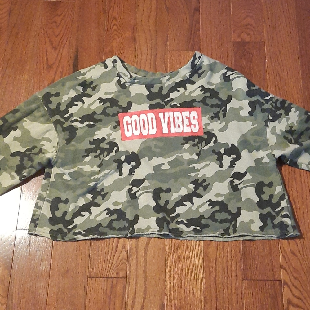 Long sleeve camo crop top.